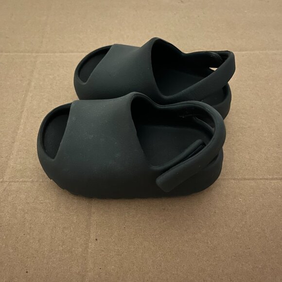Yeezy Slide Infant "Onyx" sandals - Picture 4 of 4